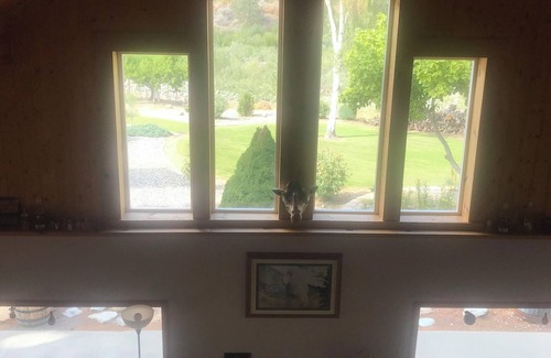 Pateros Cabin | Charming 3-bedroom cabin with WiFi and AC in serene Pateros