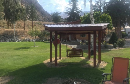 Pateros Cabin | Charming 3-bedroom cabin with WiFi and AC in serene Pateros