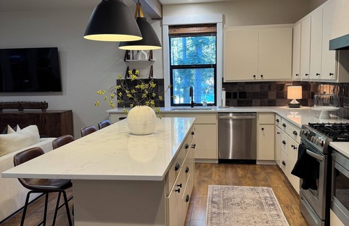 Priest River Cabin | Charming 3-bedroom cabin in Lovely Coolin with WiFi, AC. Close to boat launch.