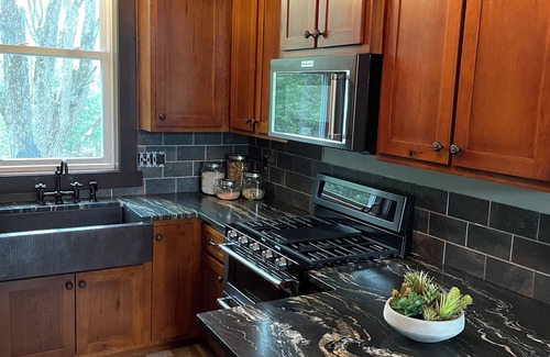 Abrams Cabin | Charming 3-bedroom cabin in Pound with WiFi and AC