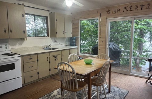 Catchacoma Cottage | Charming 3-bedroom cottage on the edge of Kawartha Highlands