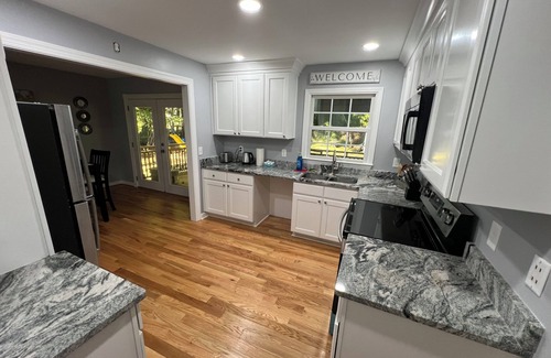 Toddville Road Cottage | Charming 3-bedroom cottage in pleasant Charlotte with AC, WiFinnn