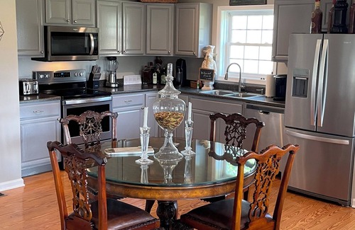 Rippon Cottage | Charming 3-bedroom cottage located on historic Seaton Place Farm in Delaplane VA