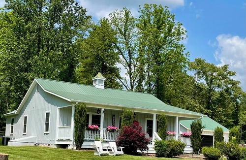 Rippon Cottage | Charming 3-bedroom cottage located on historic Seaton Place Farm in Delaplane VA