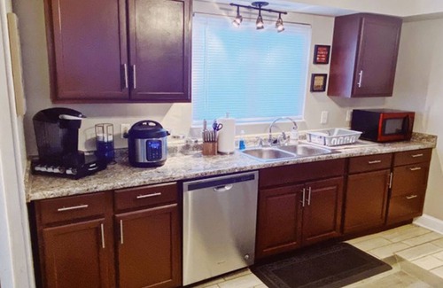 Euclid Condo | Charming 3-bedroom condo with WiFi and AC in pleasant Euclid