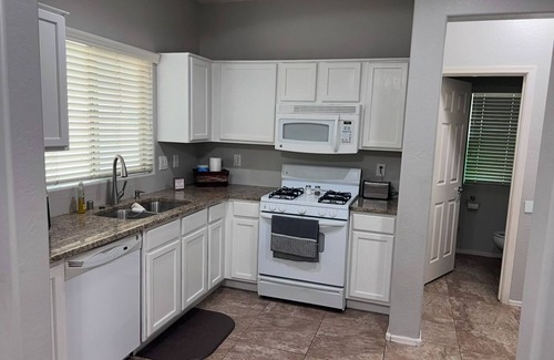 Goodyear Cottage | Charming 3-bedroom cottage with AC and WiFi in Goodyear