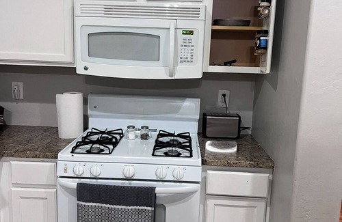 Goodyear Cottage | Charming 3-bedroom cottage with AC and WiFi in Goodyear