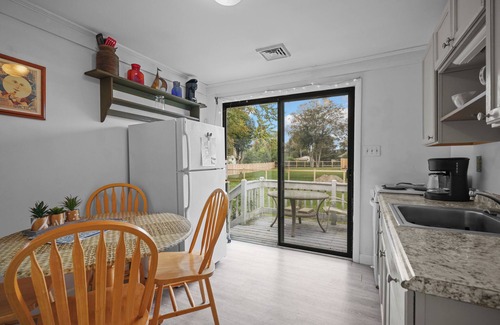 Misquamicut Cottage | Charming 3-bedroom cottage in superb Westerly with WiFi, AC