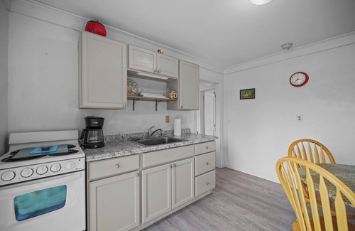 Misquamicut Cottage | Charming 3-bedroom cottage in superb Westerly with WiFi, AC