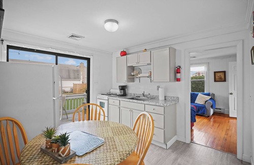 Misquamicut Cottage | Charming 3-bedroom cottage in superb Westerly with WiFi, AC
