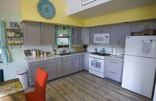 Baldwin House | Charming 3-bedroom Cottage with beautiful views of Basford Lake!