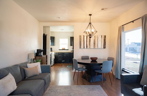 Guthrie Cottage | Charming 3-bedroom cottage with WiFi and AC in delightful downtown Guthrie