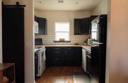 Guthrie Cottage | Charming 3-bedroom cottage with WiFi and AC in delightful downtown Guthrie