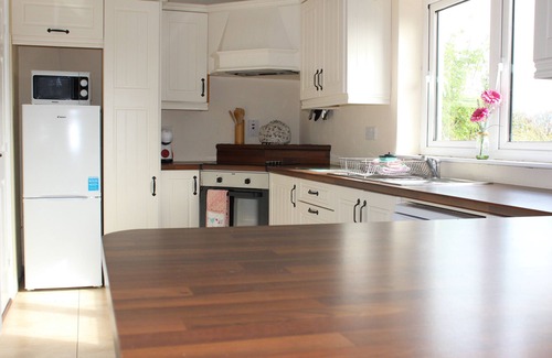 Dromineer Cottage | Charming 3-bedroom cottage in Dromineer, Lough Derg with WiFi
