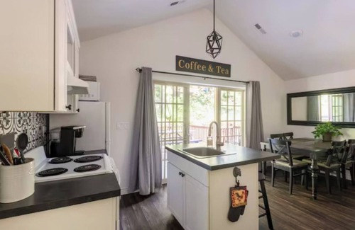 Stevenson Cottage | Charming 3-bedroom cottage with WiFi, AC in awesome Carson