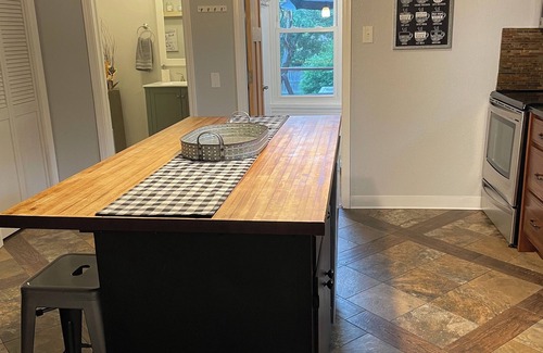 Eureka House | Charming 3-bedroom Cottage with AC, WiFi in lovely Eureka