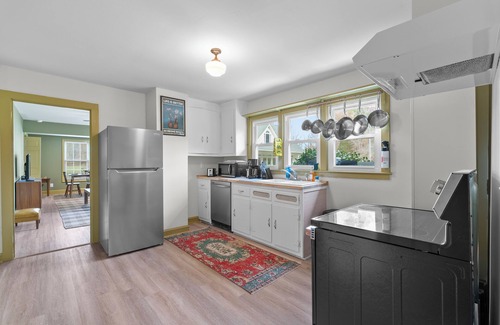 Sunset Cottage | Charming 3 bedroom Cottage w/private river access - near Lake Keowee & Jocassee