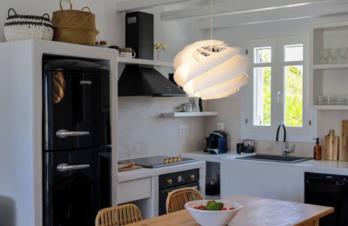 Naxos Cottage | Charming 3-bedroom cottage in enchanting Plaka with WiFi, AC