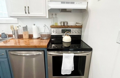 Macon Cottage | Charming 3-bedroom cottage with WiFi and AC in delightful Macon