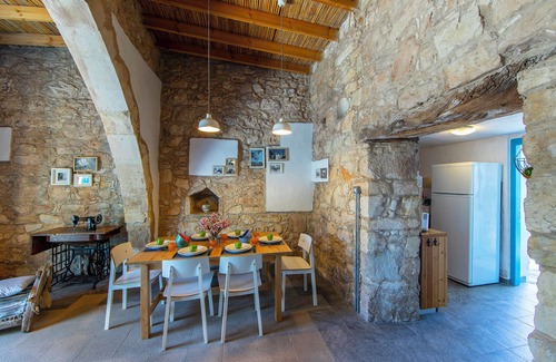 Anarita House | Charming 3-bedroom country house built in 1900, genuinely renovated in 2016.