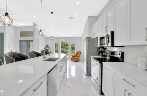 Rural Estates House | Charming 3-Bedroom + Den Sanctuary in Naples: 1 Acre of Tranquility AC & WiFi!