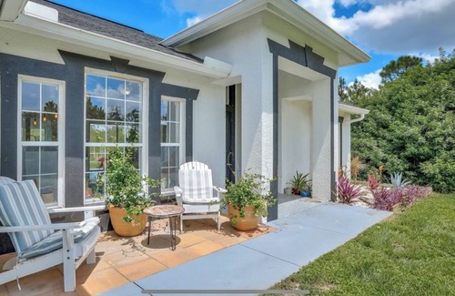 Rural Estates House | Charming 3-Bedroom + Den Sanctuary in Naples: 1 Acre of Tranquility AC & WiFi!