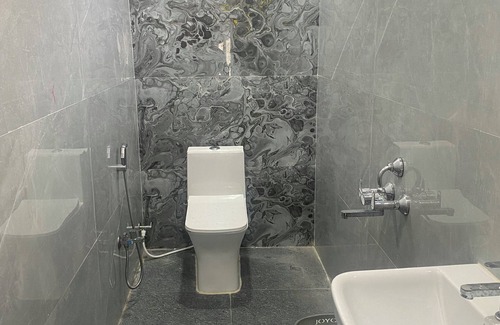 Hyderabad Other | Charming 3-bedroom farmhouse in delightful Hyderabad with AC, Wi-Fi and pool.