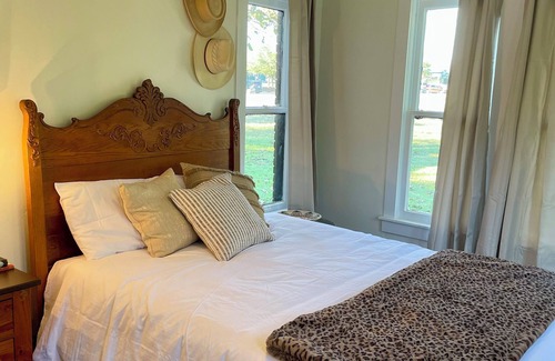 Cayuga Other | Charming 3-bedroom farmhouse with AC and WiFi in Athens
