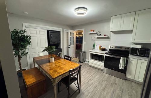 Northridge Other | Charming 3-Bedroom Farmhouse, 10 Mins from Downtown, 10 mins from Airport