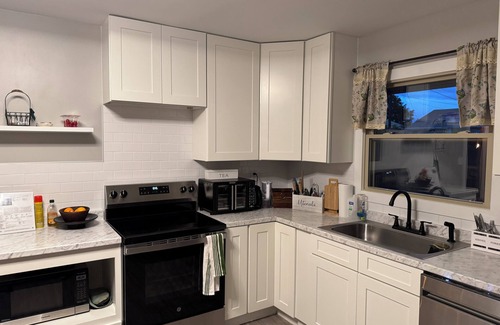 Northridge Other | Charming 3-Bedroom Farmhouse, 10 Mins from Downtown, 10 mins from Airport