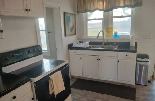 Liberty Center Other | Charming 3-bedroom farmhouse with WiFi, AC in quaint Warren