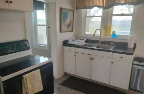 Liberty Center Other | Charming 3-bedroom farmhouse with WiFi, AC in quaint Warren