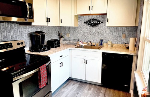 Baker Other | Charming 3-bedroom Farmhouse in Baker