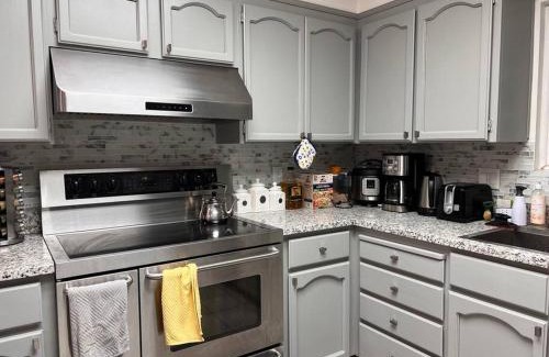 Acampo House | Charming 3 Bedroom Farmhouse Retreat with Open Deck