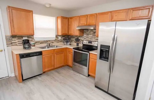 Florence House | Charming 3 Bedroom Florence KY, close to Creation Museum, free wi fi and parking