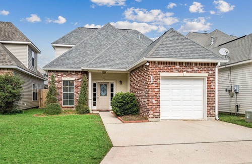 Covington House | Charming 3-bedroom GATED Garden house in Covington with POOL