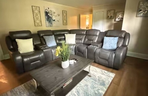 Charlotte House | Charming 3 Bedroom Getaway