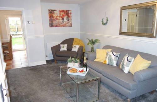 Chelmsford House | Charming 3 bedroom home with WIFI and parking