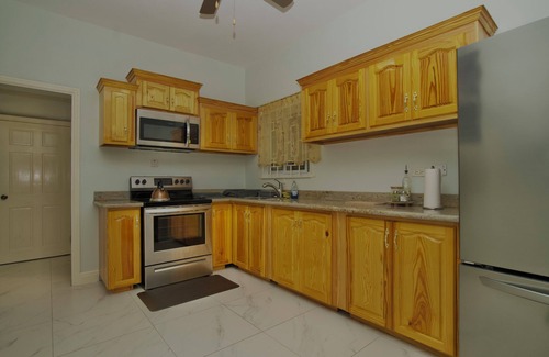 Port Antonio House | Charming 3-bedroom house in enchanting Fairy Hill with WiFi, AC