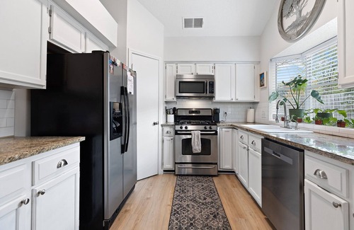 North Buttercup Creek House | Charming 3-bedroom house in Cedar Park with large backyard and deck near Austin