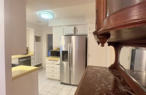 Mesa Verde House | Charming 3-bedroom house in Costa Mesa with AC, WiFi, Everything! 31 day minimum