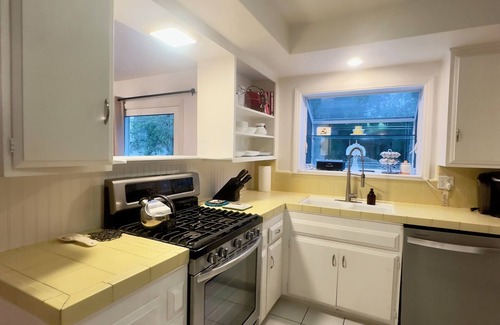 Mesa Verde House | Charming 3-bedroom house in Costa Mesa with AC, WiFi, Everything! 31 day minimum