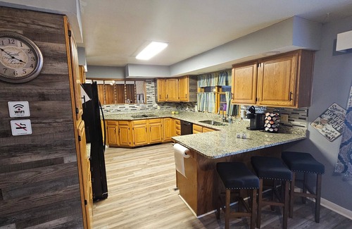 Des Moines House | Charming 3-bedroom house with WiFi and fitness room and hot tub, playground