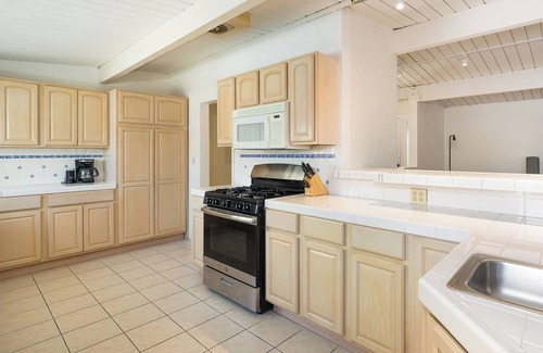 El Segundo House | Charming 3-bedroom house in pleasant El Segundo with AC, WiFi, in-unit W/D