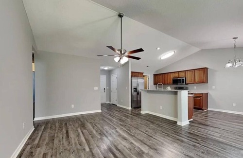 Greensboro House | Charming 3-bedroom house with AC, WiFi in Greensboro