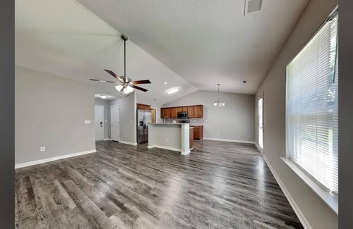 Greensboro House | Charming 3-bedroom house with AC, WiFi in Greensboro