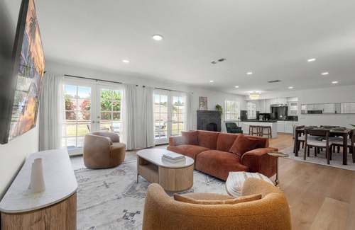 Canoga Park House | Charming 3-bedroom house in marvelous Los Angeles with AC