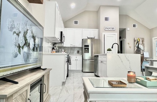 Montgomery House | Charming 3-bedroom Home Close to the Lake