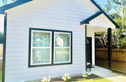Montgomery House | Charming 3-bedroom Home Close to the Lake