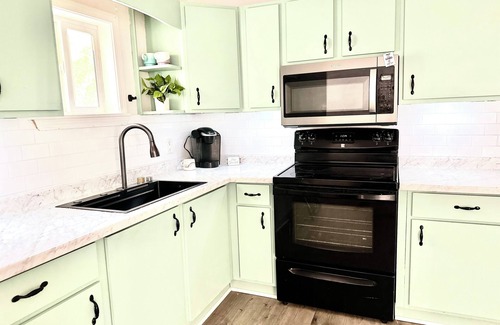 Pascagoula House | Charming 3-bedroom House with Hot Tub and WiFi 1 mile from the beach.